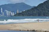 Um surfista solitário observa o mar da praia dps Amores. No fundo, os prédios de Balneário Camboriú, litoral de Santa Catarina